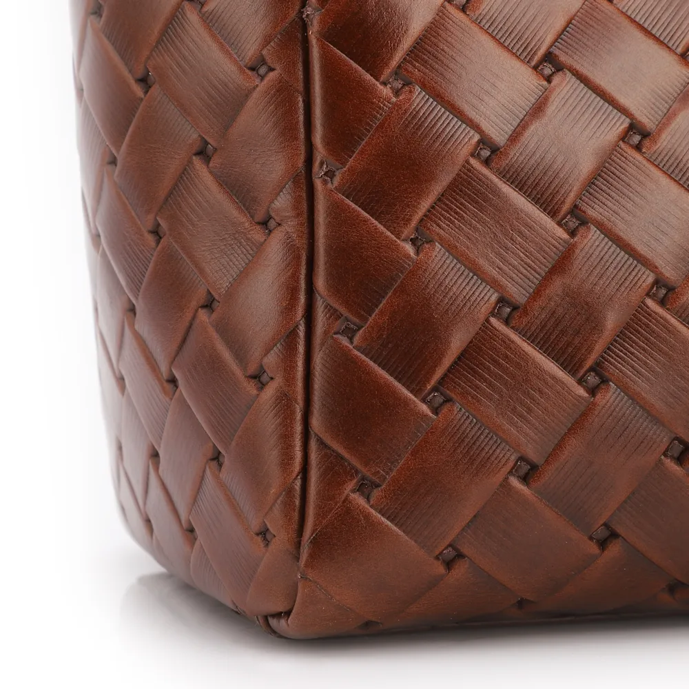 Bolsa De Mão Média Couro Textura Tressê Marrom Bolso Lateral - imagem 7