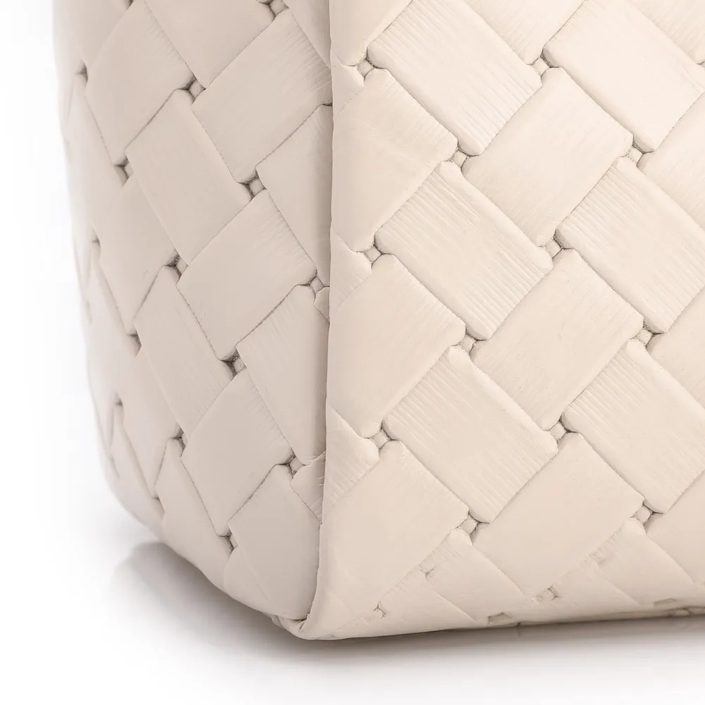 Bolsa De Mão Média Couro Textura Tressê Off White Bolso Lateral - imagem 6