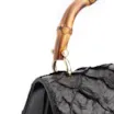 Bolsa De Mão Pequena Pirarucu Preto Alça Bambu - imagem 5