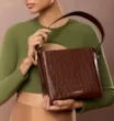 Bolsa De Ombro Fivela Couro Croco Marrom - imagem 2