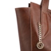  Bolsa De Ombro Grande Couro Antique Marrom Pingente Dourado - imagem 5