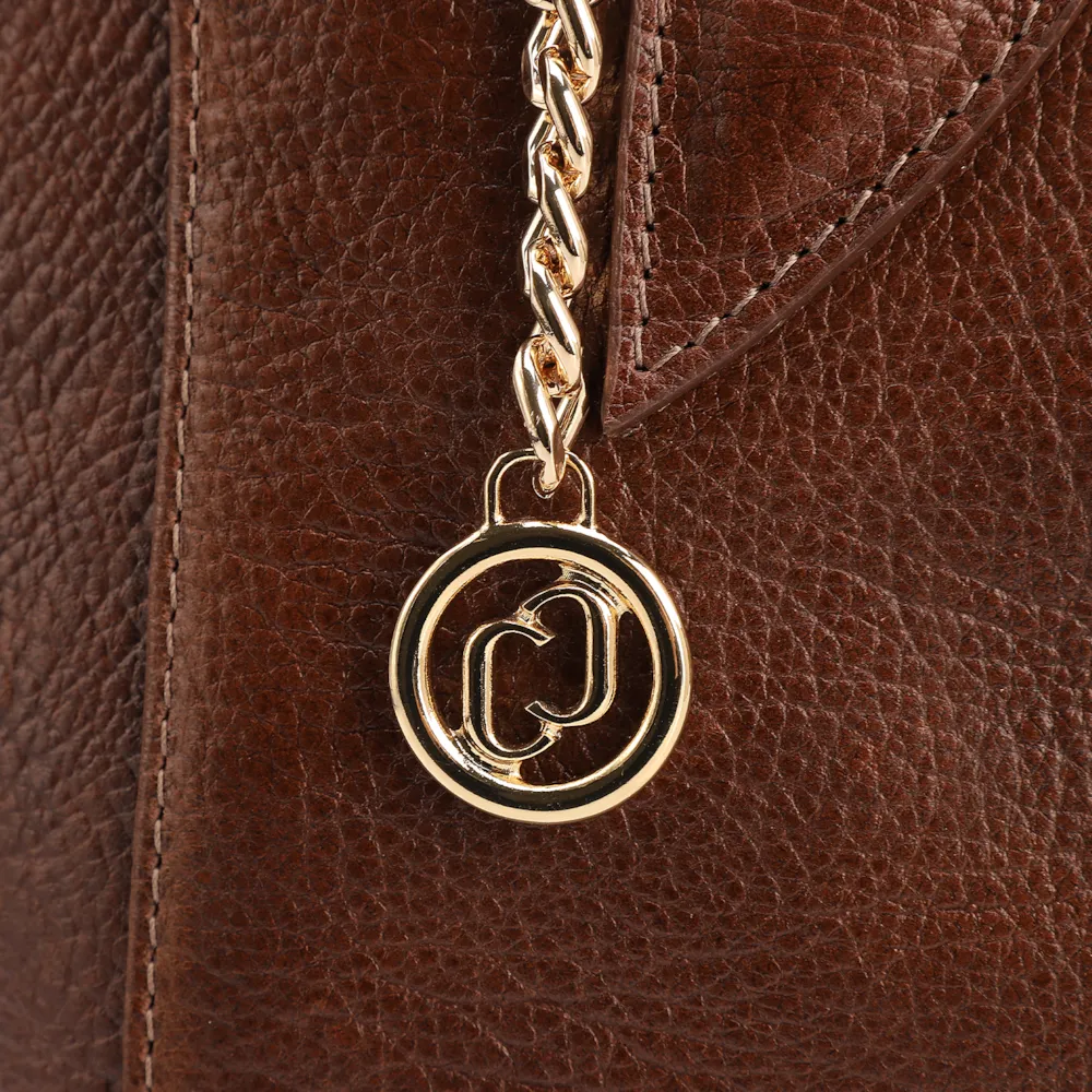  Bolsa De Ombro Grande Couro Antique Marrom Pingente Dourado - imagem 6