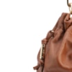 Bolsa De Ombro Grande Couro Marrom Claro Alça Com Corrente Dourada - imagem 5