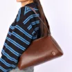  Bolsa De Ombro Grande Marrom Couro Antique Aplicação - imagem 2
