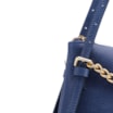 Bolsa De Ombro Média Couro Antique Azul Corrente Frontal Dourada - imagem 6