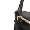 Bolsa De Ombro Média Couro Antique Preta Corrente Frontal Dourada - imagem 6