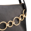 Bolsa De Ombro Média Couro Antique Preta Corrente Frontal Dourada - imagem 7