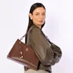 Bolsa De Ombro Média Marrom Couro Lezard Pingente Corda - imagem 2