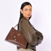 Bolsa De Ombro Média Marrom Couro Lezard Pingente Corda - imagem 2