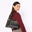 Bolsa De Ombro Média Preta Couro Lezard Pingente Corda - imagem 2
