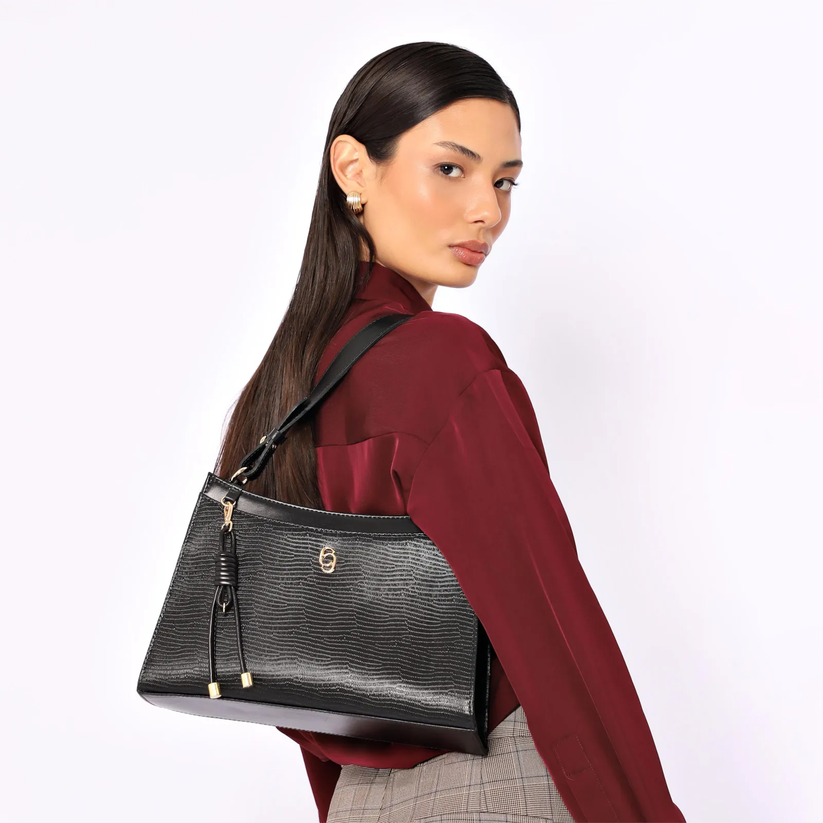 Bolsa De Ombro Média Preta Couro Lezard Pingente Corda