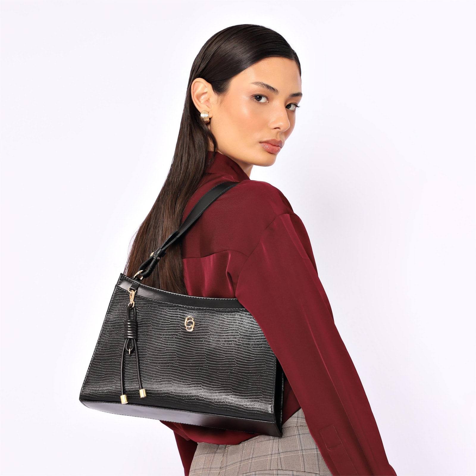 Bolsa De Ombro Média Preta Couro Lezard Pingente Corda