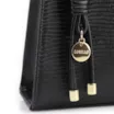 Bolsa De Ombro Média Preta Couro Lezard Pingente Corda - imagem 8