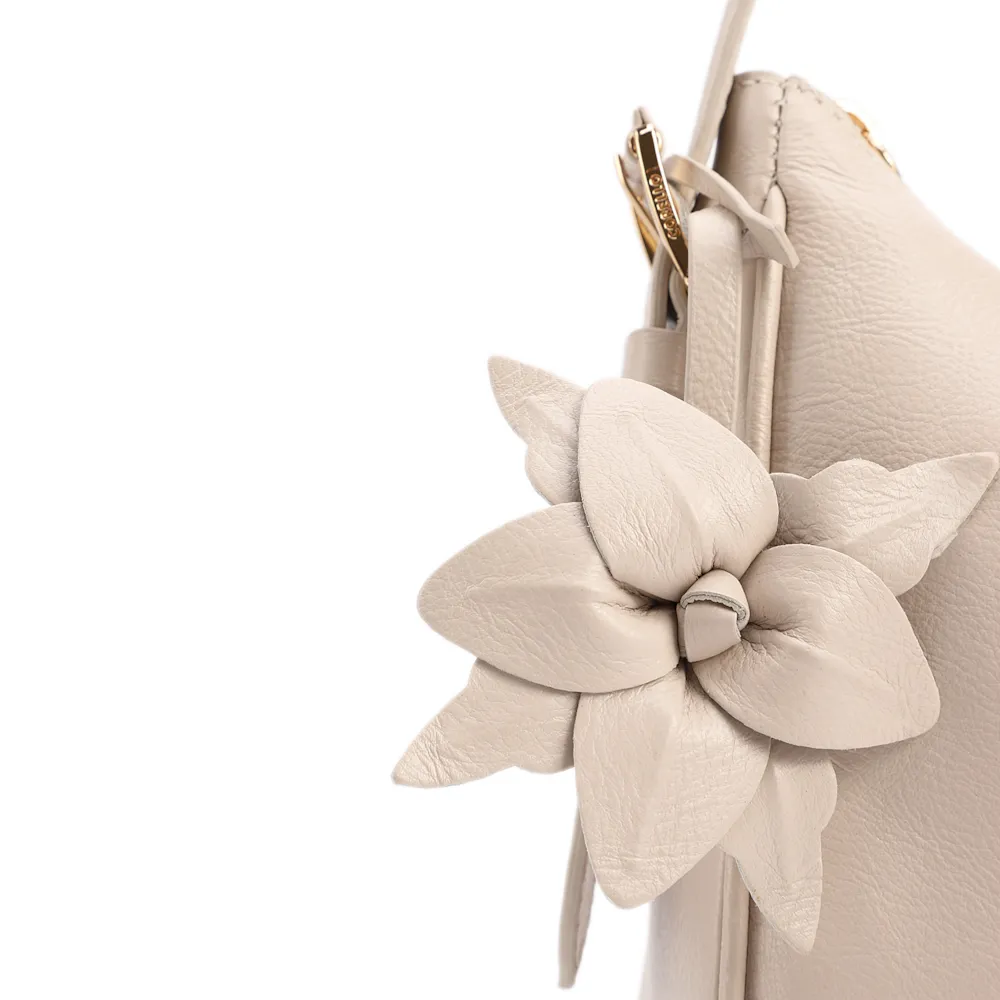  Bolsa De Ombro Pequena Couro Off White Pingente Flor - imagem 6