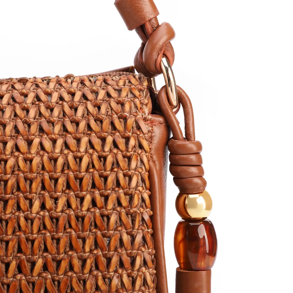 Bolsa De Ombro Pequena De Couro Marrom Claro Tramado Frontal - imagem 8