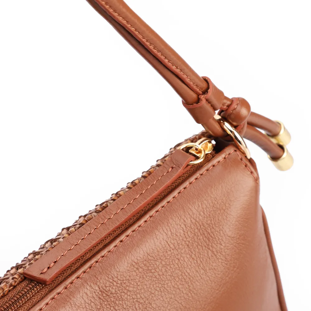 Bolsa De Ombro Pequena De Couro Marrom Claro Tramado Frontal - imagem 5