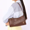 Bolsa De Ombro Pequena Marrom Couro Lezard Argola Dourada - imagem 2