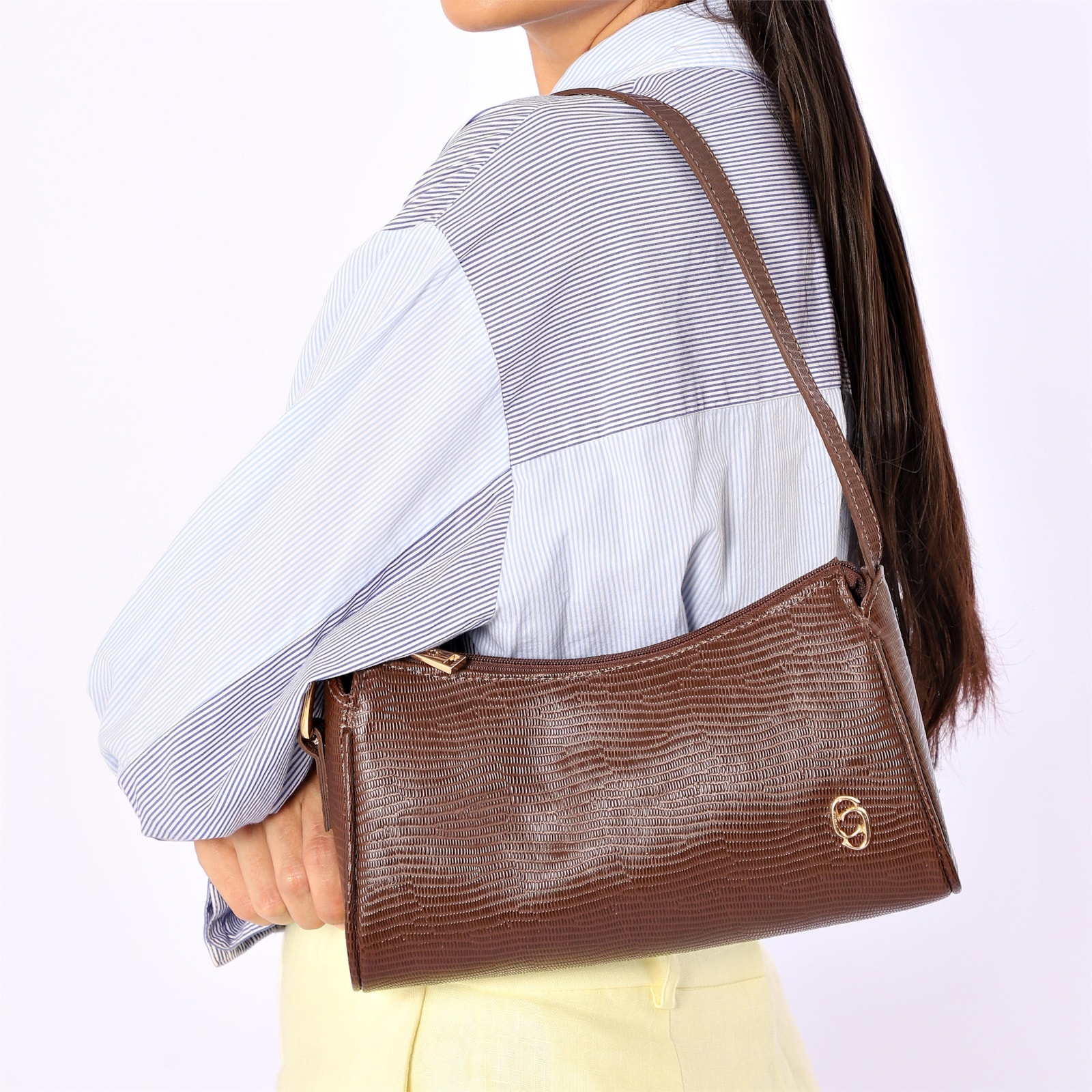 Bolsa De Ombro Pequena Marrom Couro Lezard Argola Dourada