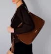 Bolsa Hobo Argola Couro Camurça/Couro Marrom Escuro - imagem 2