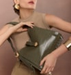 Bolsa Hobo Fivela Couro Croco Verde - imagem 2