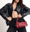 Bolsa Hobo Fivela Couro Estonado Vermelho - imagem 2