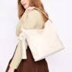 Bolsa Hobo Flor Couro Off White - imagem 2