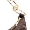  Bolsa Hobo Grande Couro Antique Marrom Argolas Alça - imagem 5