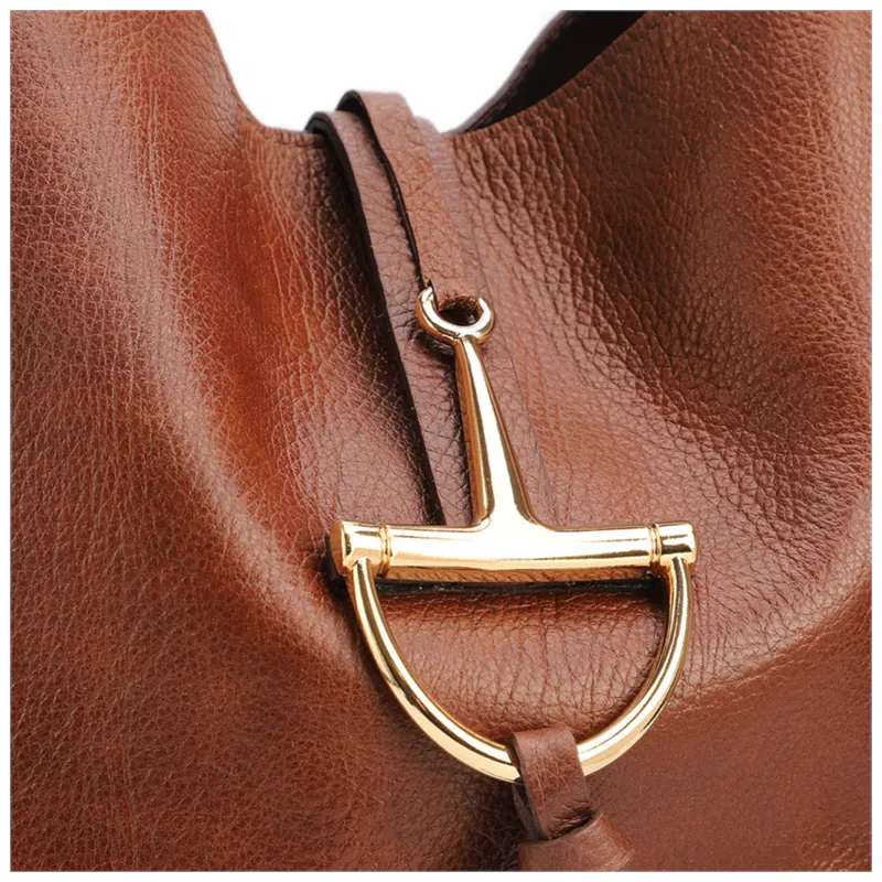 Bolsa Hobo Grande Couro Antique Marrom Escuro Fecho Pingente - foto 5