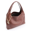Bolsa Hobo Grande Couro Antique Marrom Pingente Medalha - imagem 5