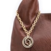 Bolsa Hobo Grande Couro Antique Marrom Pingente Medalha - imagem 6