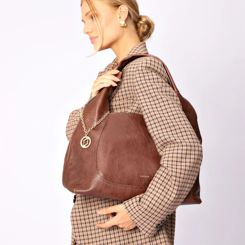 Bolsa Hobo Grande Couro Antique Marrom Pingente Medalha - imagem 2