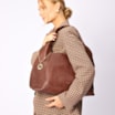 Bolsa Hobo Grande Couro Antique Marrom Pingente Medalha - imagem 2