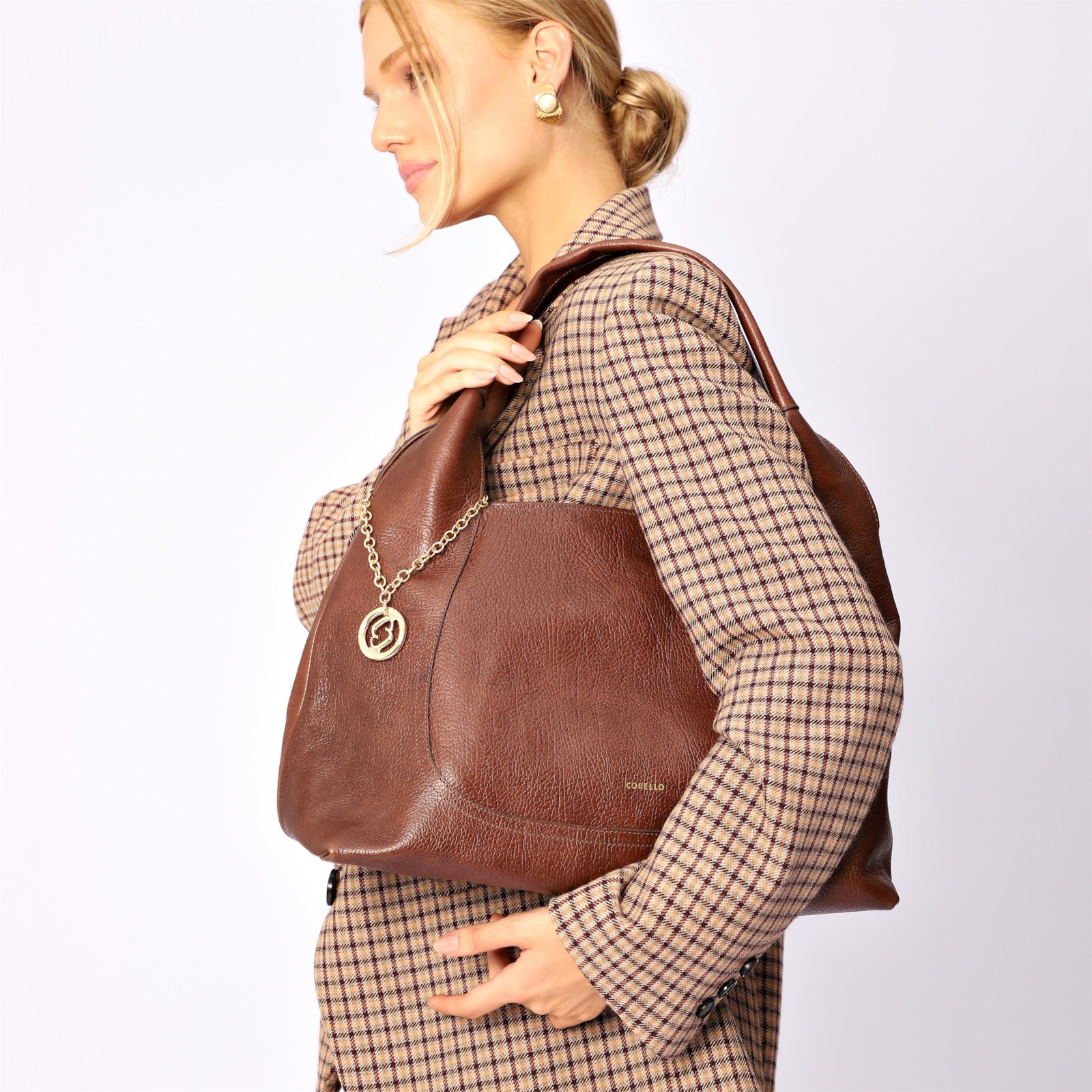 Bolsa Hobo Grande Couro Antique Marrom Pingente Medalha