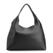 Bolsa Hobo Grande Couro Antique Preta Pingente Medalha - imagem 4