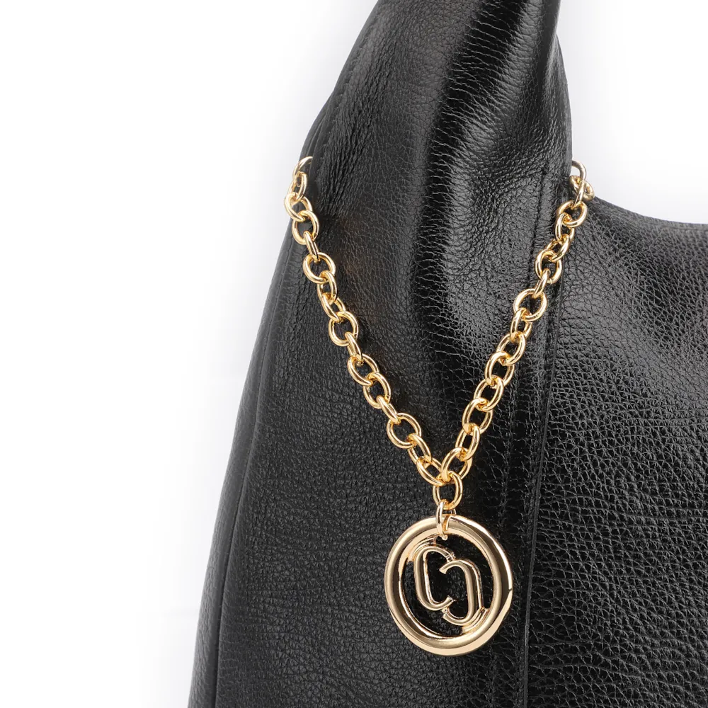 Bolsa Hobo Grande Couro Antique Preta Pingente Medalha - imagem 6