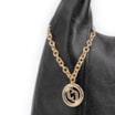 Bolsa Hobo Grande Couro Antique Preta Pingente Medalha - imagem 6