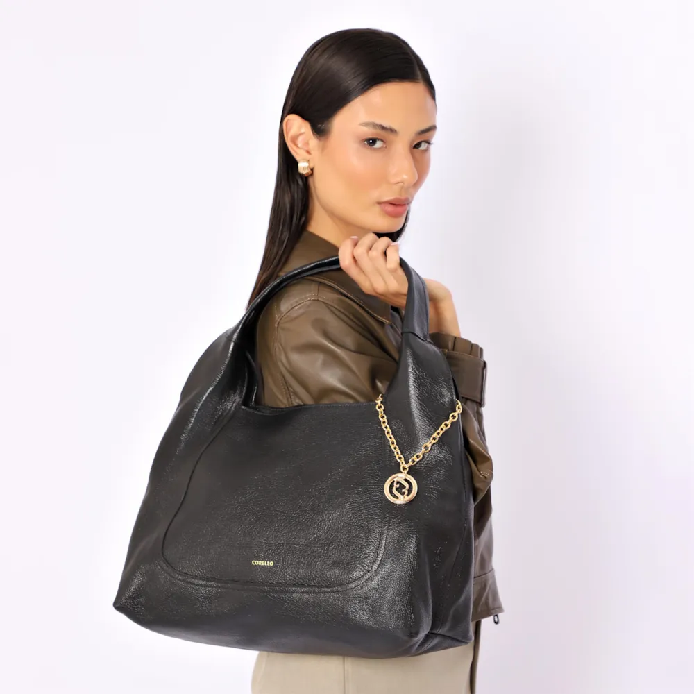 Bolsa Hobo Grande Couro Antique Preta Pingente Medalha - imagem 2