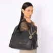 Bolsa Hobo Grande Couro Antique Preta Pingente Medalha - imagem 2