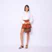 Bolsa Hobo Grande Couro Marrom Claro Pedras Laterais - imagem 9