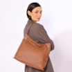 Bolsa Hobo Grande Couro Marrom Claro Tressê Argola - imagem 2