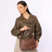Bolsa Hobo Grande Couro Marrom Escuro  Pedras Laterais - imagem 2