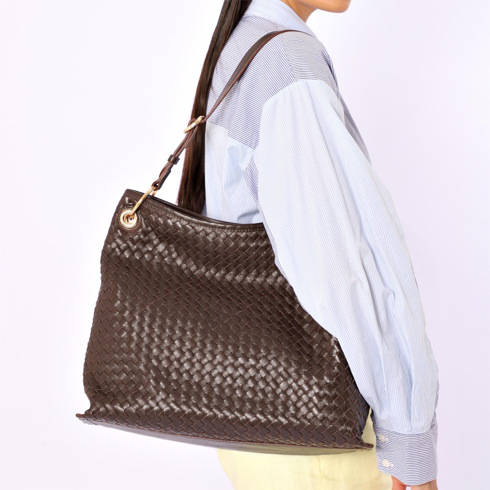 Bolsa Hobo Grande Couro Marrom Escuro Tressê Argola