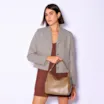 Bolsa Hobo Grande Couro Verde Claro Pedras Laterais - imagem 2