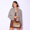 Bolsa Hobo Grande Couro Verde Claro Pedras Laterais - imagem 2