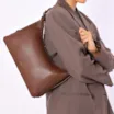  Bolsa Hobo Marrom Média Couro Pingente Monograma - imagem 2