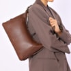  Bolsa Hobo Marrom Média Couro Pingente Monograma - imagem 2