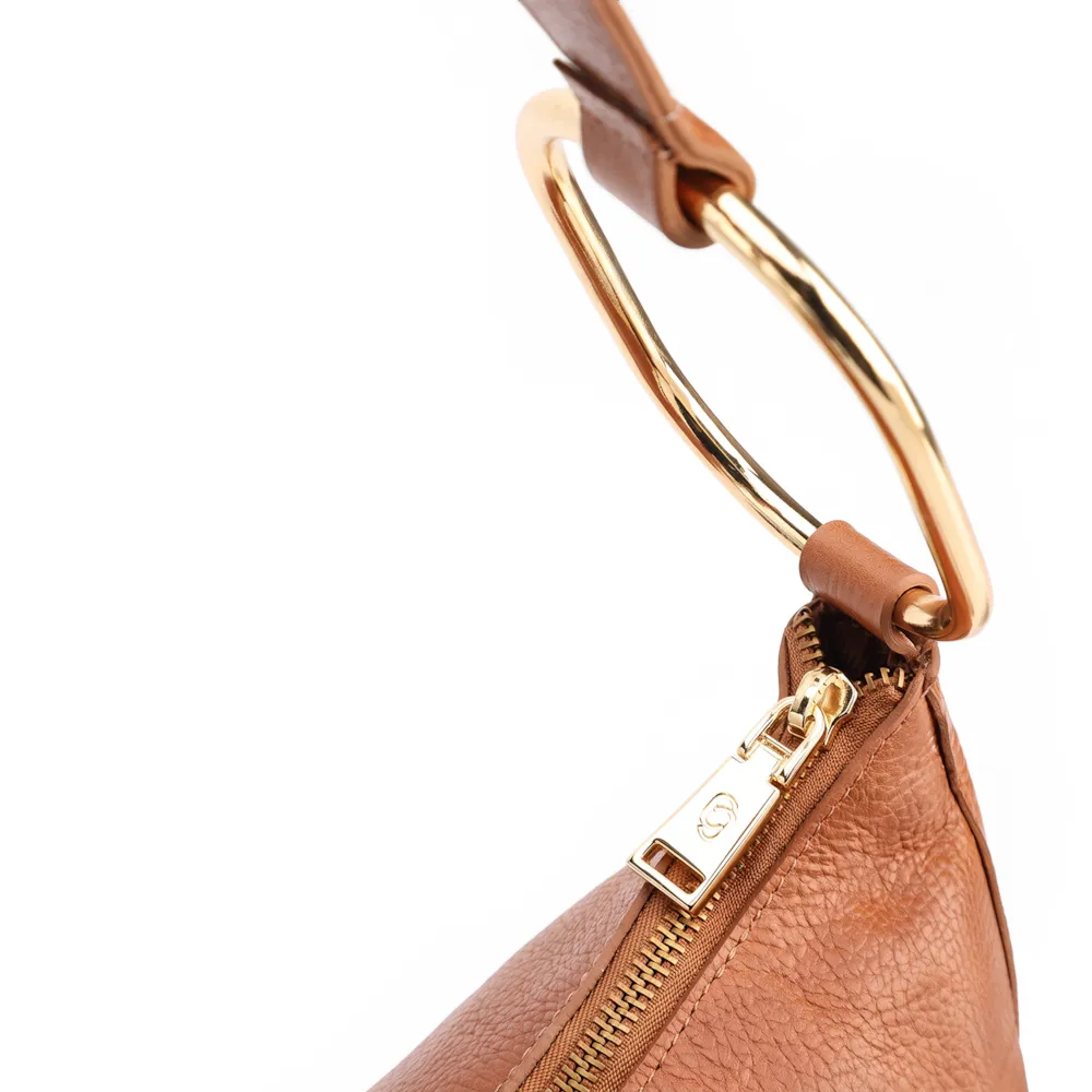 Bolsa Hobo Média Couro Marrom Claro Argolas Douradas Laterais - imagem 5