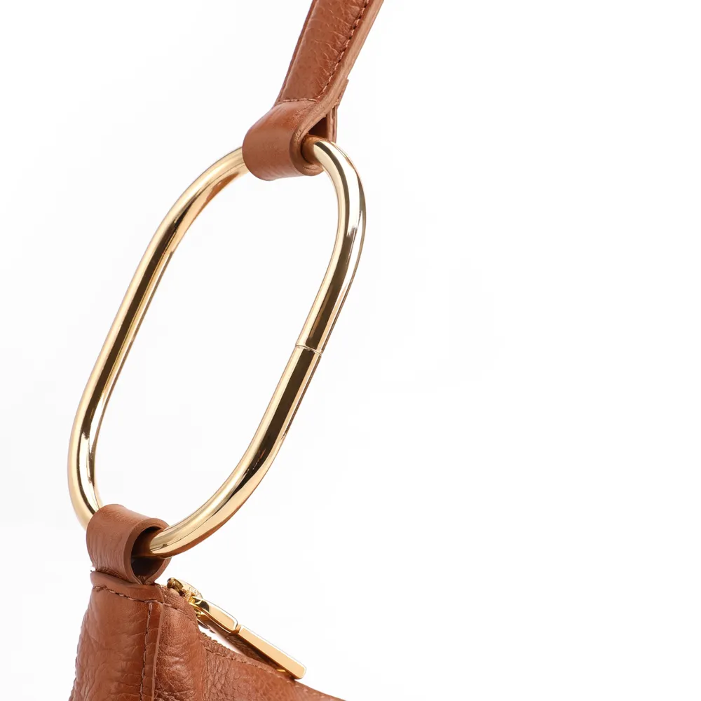 Bolsa Hobo Média Couro Marrom Claro Argolas Douradas Laterais - imagem 7