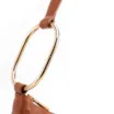 Bolsa Hobo Média Couro Marrom Claro Argolas Douradas Laterais - imagem 7