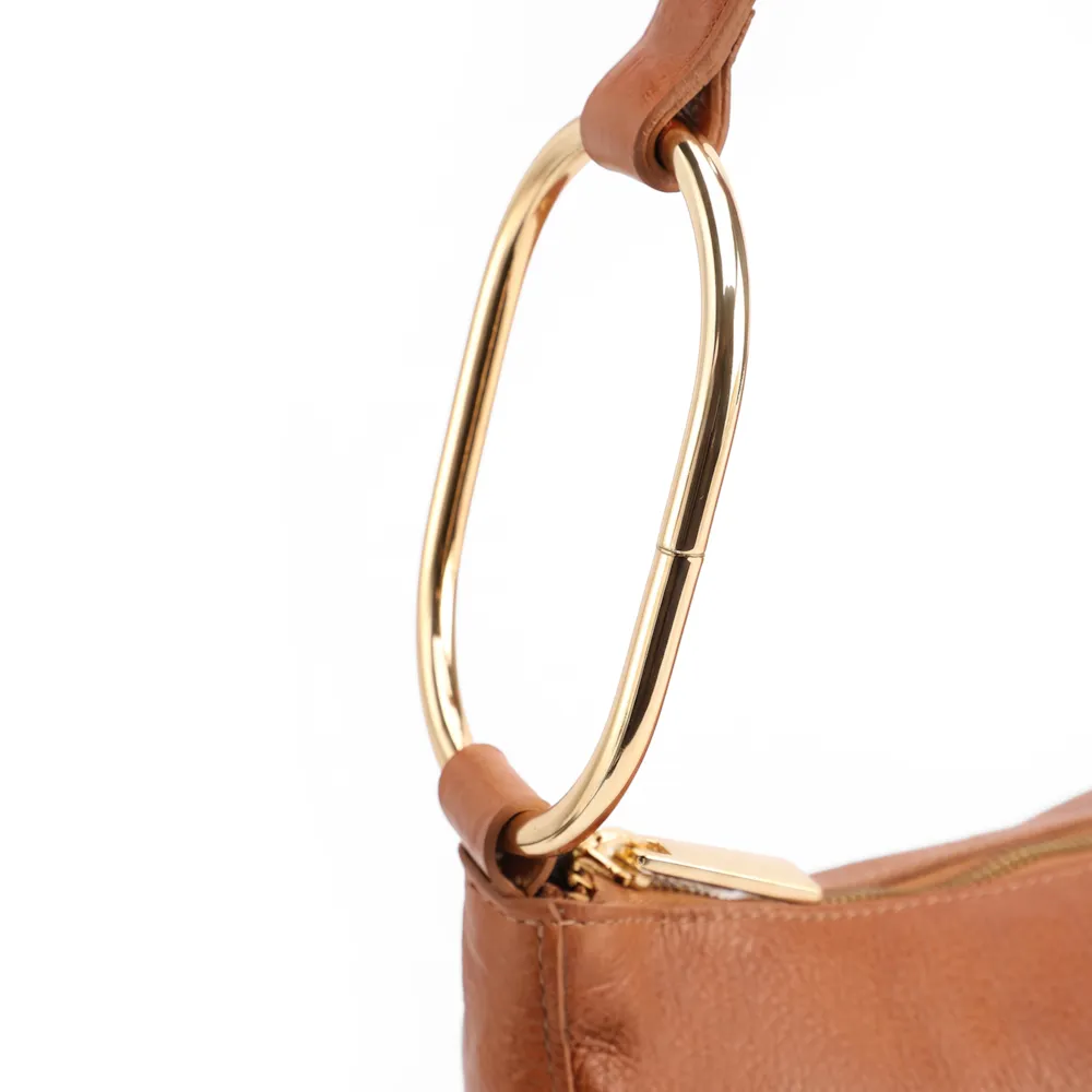 Bolsa Hobo Média Couro Marrom Claro Argolas Douradas Laterais - imagem 8